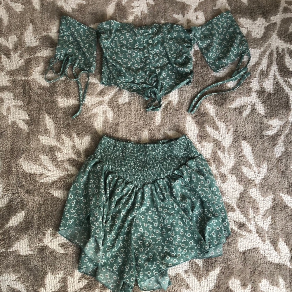 Two piece set size large bottoms run large